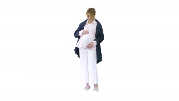 Gravid kvinna smeker magen på vit bakgrund. — Stockvideo