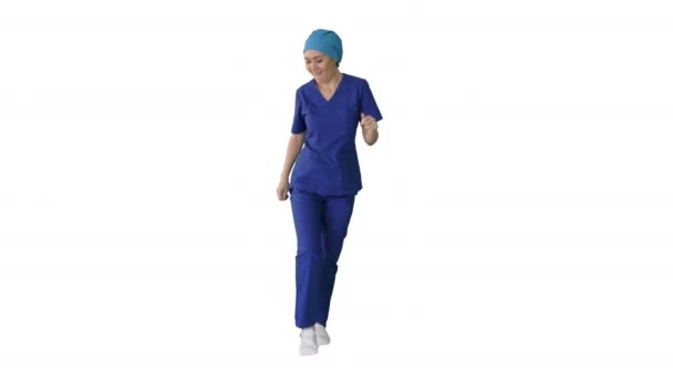 Fille médecin danse et marche sur fond blanc. — Video