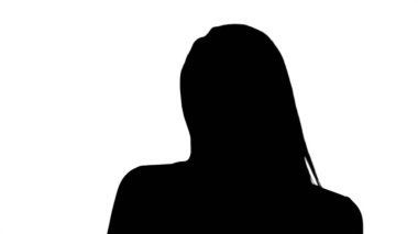 Gülümseyen sarışın bir kadının siluet portresi.