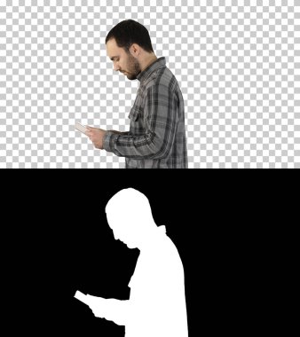 Tablet bilgisayar tarafından dijital tablet kullanan adamın görüntüsü, Alfa Cha