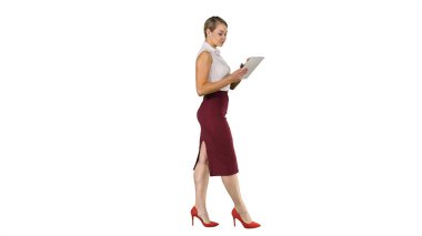 Beyaz arka planda yürüyen elektronik sekme kullanan iş kadını.