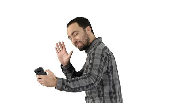 Genç adam beyaz sırtında akıllı telefonuyla selfie çekiyor. — Stok fotoğraf