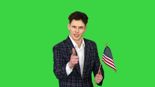 Agitator mit amerikanischer Flagge ruft zur Stimmabgabe auf einem Green Screen auf, Chroma Key. — Stockvideo