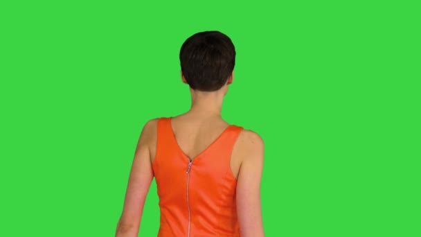 緑の画面上のオレンジのサンドレスで女の子のダンス,クロマキー. — ストック動画
