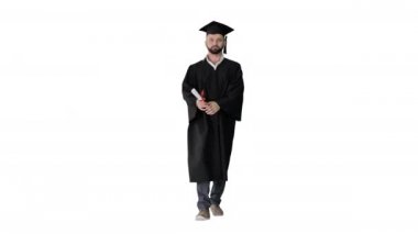 Heyecanlı lisansüstü öğrencisi beyaz arka planda diplomayla yürüyor..