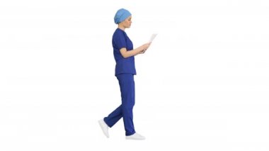 Beyaz arka planda yürürken tıbbi form okuyan kadın doktor ya da hemşire.