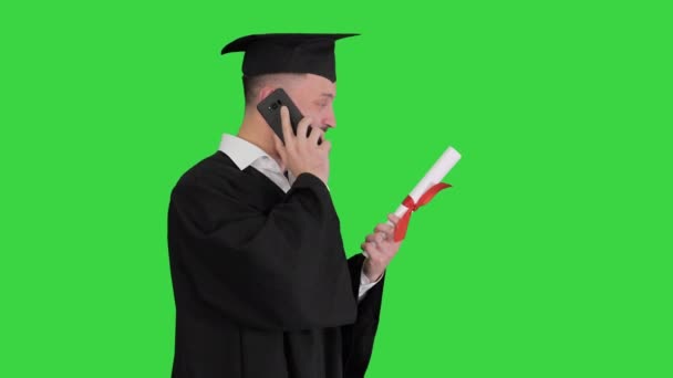 Graduando-se estudante andando e fazendo uma chamada em uma tela verde, Chroma Key. — Vídeo de Stock