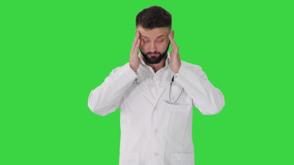 Médico turco cansado segurando o rosto em desespero em uma tela verde, Chroma Key. — Vídeo de Stock