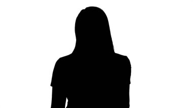 Siluet pembe elbiseli güzel dişli bir kadının gülüşü.