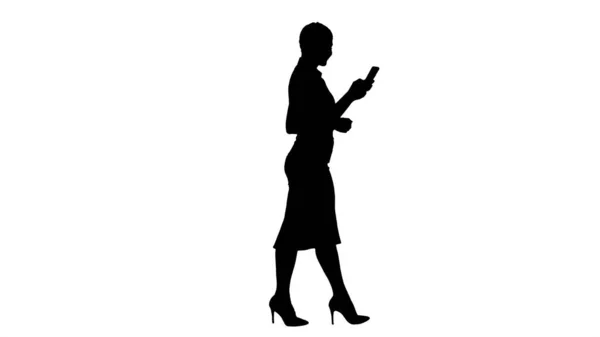 Silhouet Mooie jonge vrouw gebruikt een app in haar smartpho — Stockfoto
