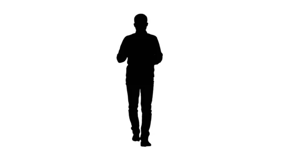 Silhouette Lächelnder Mann mit Tablet beim Gehen und Sprechen — Stockfoto