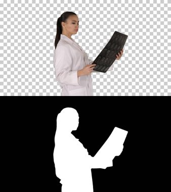 Beyaz işçi kıyafetli entelektüel kadın sağlık personeli, bakın.