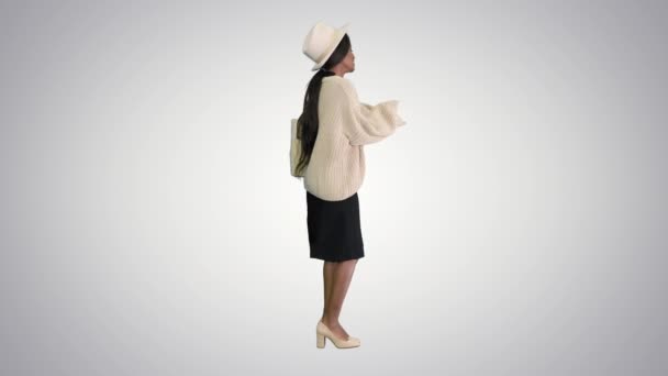 Excitat african american tânără femeie cu zâmbet strălucitor îmbrăcat în haine casual dans pe fundal gradient . — Videoclip de stoc