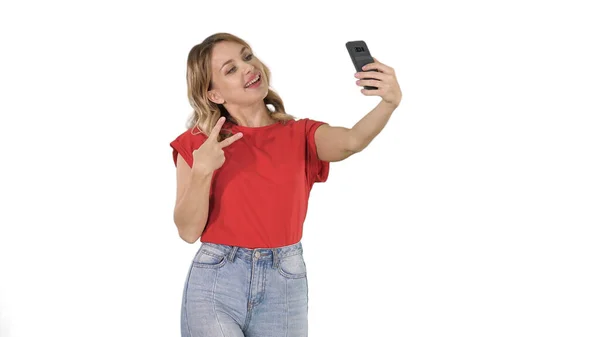 Mulher alegre 30 anos vestindo camiseta vermelha tirando foto selfie enquanto w — Fotografia de Stock