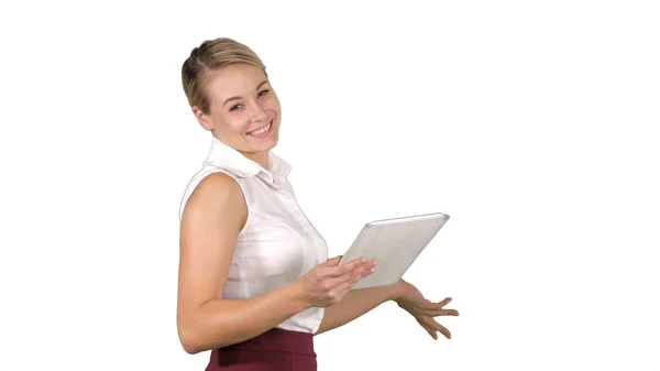Trabajadora de oficina caminando con la tableta y sonriendo ampliamente cuando —  Fotos de Stock
