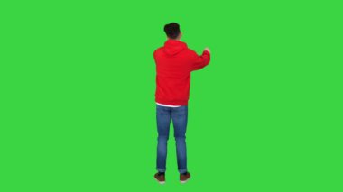 Yeşil ekranda kırmızı kapüşonlu sıradan bir adam dans ediyor, Chroma Key..