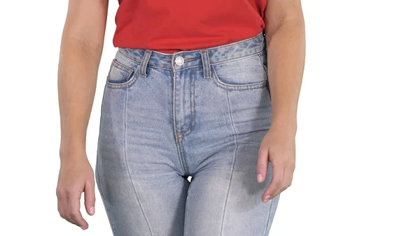 Lässige Frau in High Jeans und rotem T-Shirt auf weißem Rücken — Stockfoto