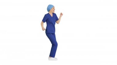 Beyaz arka planda mavi üniformalı güzel dans eden doktor..