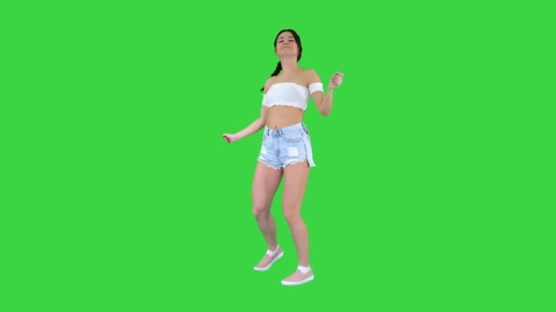 Ragazza che balla e chiede la chiamata al telefono su uno schermo verde, Chroma Key. — Video Stock