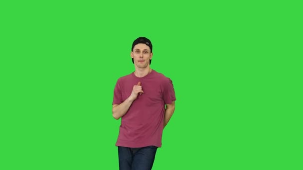 Hip-hop srác sapkában táncol egy zöld vásznon, Chroma Key. — Stock videók