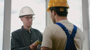 Patron ya da Şef, işçi mühendisleriyle tokalaşıyor ve maaş veriyorlar..