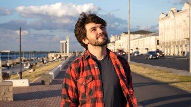 Yolda yürüyen sıradan bir gülümseme..