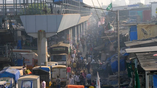 インド・ムンバイ- 2017年12月25日:インド最大の都市ムンバイの巨大な群衆. — ストック写真