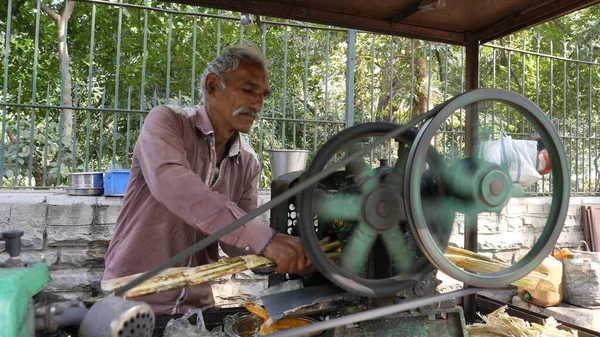 2017年12月20日インド・ジャイサルマー:サトウキビからジュースを作る男. — ストック写真
