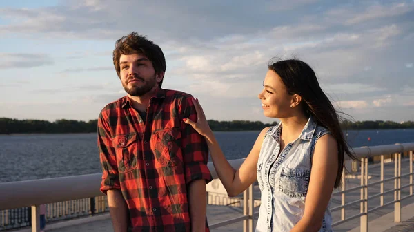 In love couple enjoying sunset walking and laughing. — Stock Photo, Image