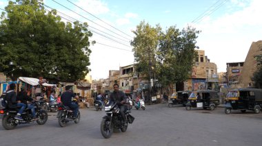 Varanasi, Hindistan - 18 Aralık 2017: Varanasi, Hindistan sokaklarında trafik sıkışıklığı