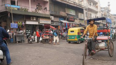 Delhi, Hindistan - 15 Aralık 2017: Sokaktaki kalabalık.