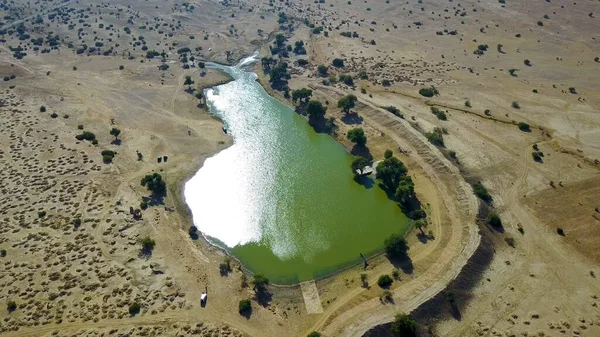 Çölde yalnız bir göl.. — Stok fotoğraf