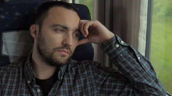 Uomo stanco su un treno. — Foto Stock