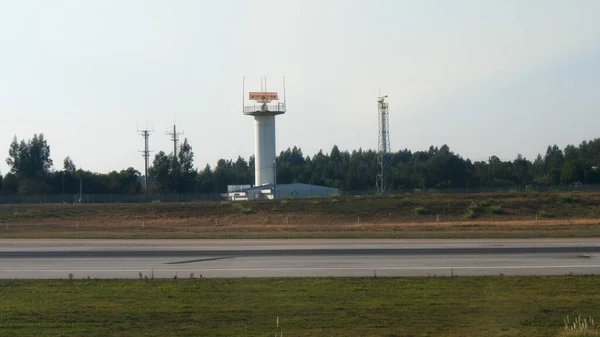 Luchtverkeersleiding, vlakbij luchthaven. — Stockfoto