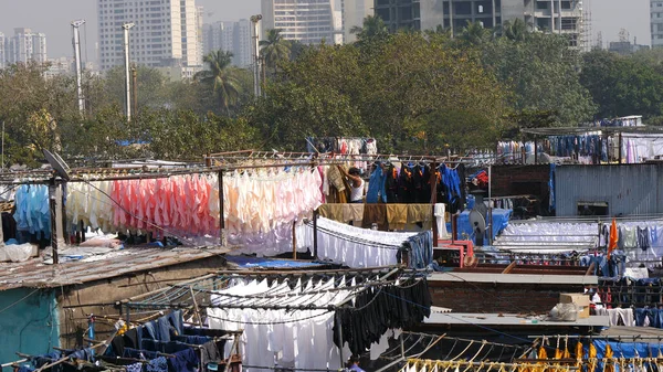 インドのムンバイ- 2017年12月25日:乾燥するために開いてぶら下がっている洗濯. — ストック写真