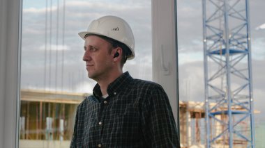 Mühendis kablosuz kulaklıkla müzik dinlerken dinleniyor..