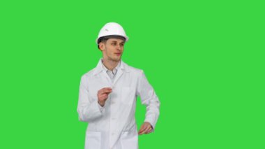 Mühendis adam yeşil ekranda tuhaf bir şekilde dans ediyor, Chroma Key..