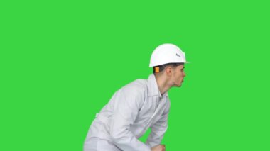 Beyaz cüppeli genç işçi yeşil ekranda dans etmekten zevk alıyor, Chroma Key.