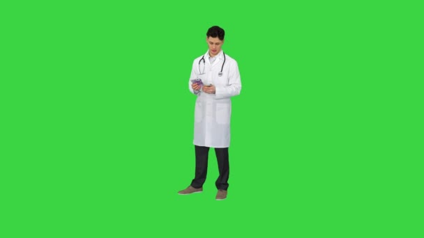 Medico contando euro e ballare su uno schermo verde, Chroma Key. — Video Stock