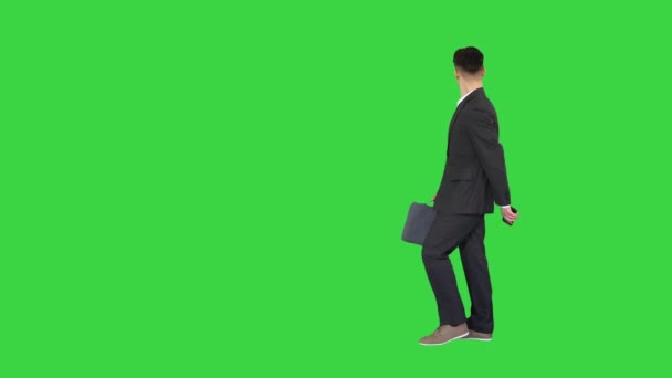 Ung affärsman promenader och ta en selfie på en grön skärm, Chroma Key. — Stockvideo