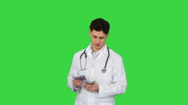 Doktor Euro sayıyor ve yeşil ekranda dans ediyor, Chroma Key.