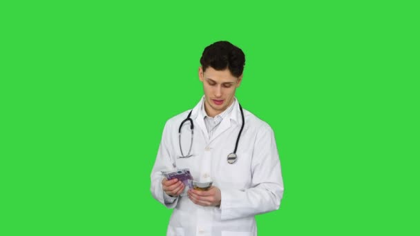 Doctor contando euros y bailando en una pantalla verde, Chroma Key. — Vídeo de stock