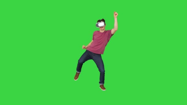 緑の画面、クロマキーのVGヘッドセットでダンスゲームをプレイカジュアル衣装の高度なゲーマー. — ストック動画