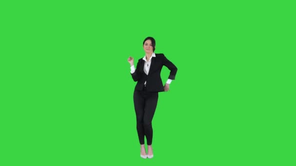 Brunett affärskvinna dansar på en grön skärm, Chroma Key. — Stockvideo