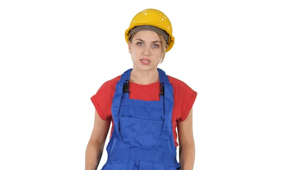 Vrouw in de bouw outfit praten met camera terwijl lopen op — Stockfoto