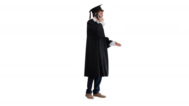 身穿长袍的男性毕业生和在电话中与白人背景对话的男性毕业生. — 图库视频影像