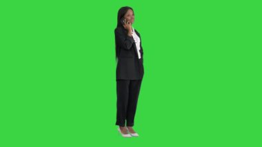 Sıradan bir Afrikalı Amerikalı iş kadını yeşil ekranda konuşuyor, Chroma Key.