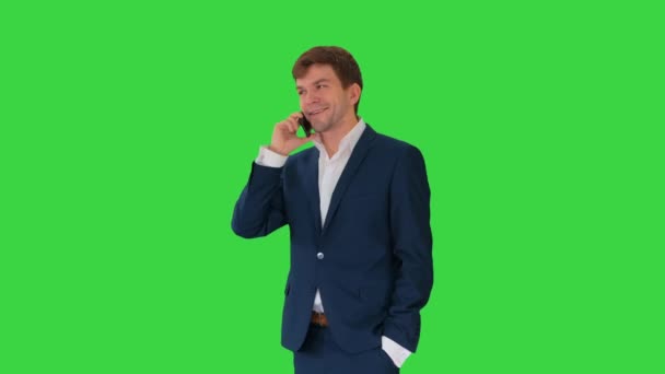 Bonito jovem empresário falando no telefone em uma tela verde, Chroma Key. — Vídeo de Stock
