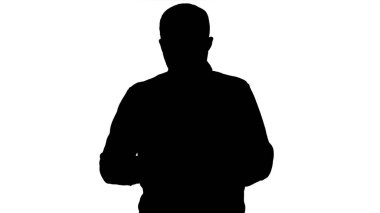 Siluet Genç iş adamı onun sekme yürüyüşünü kullanıyor.