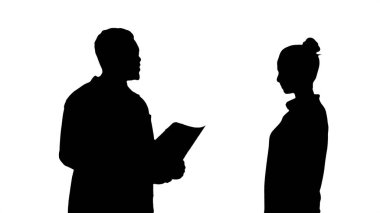 Siluet Hekimi bir hastaya röntgen sonuçlarını gösteriyor. Sonra p